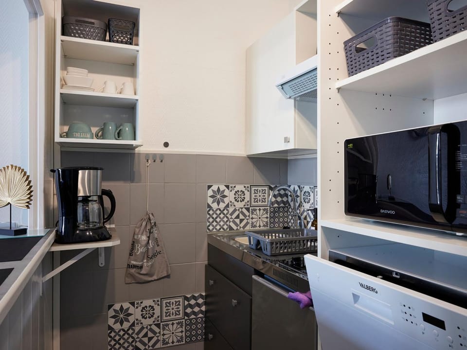 Charmant studio rénové en centre-ville, balcon, animaux acceptés, Wifi - FR-1-555-118 Apartment in Aix-les-Bains