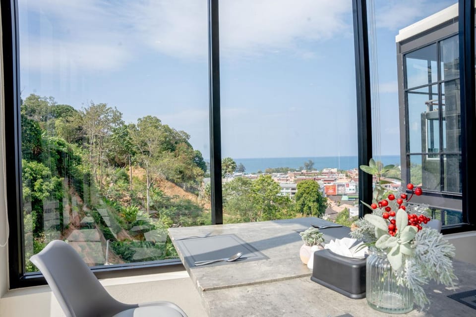 Utopia Karon - Karon Beach Hotel in Phuket