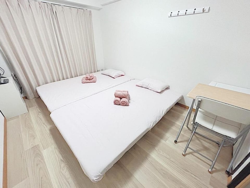 Bed, Bedroom, towels