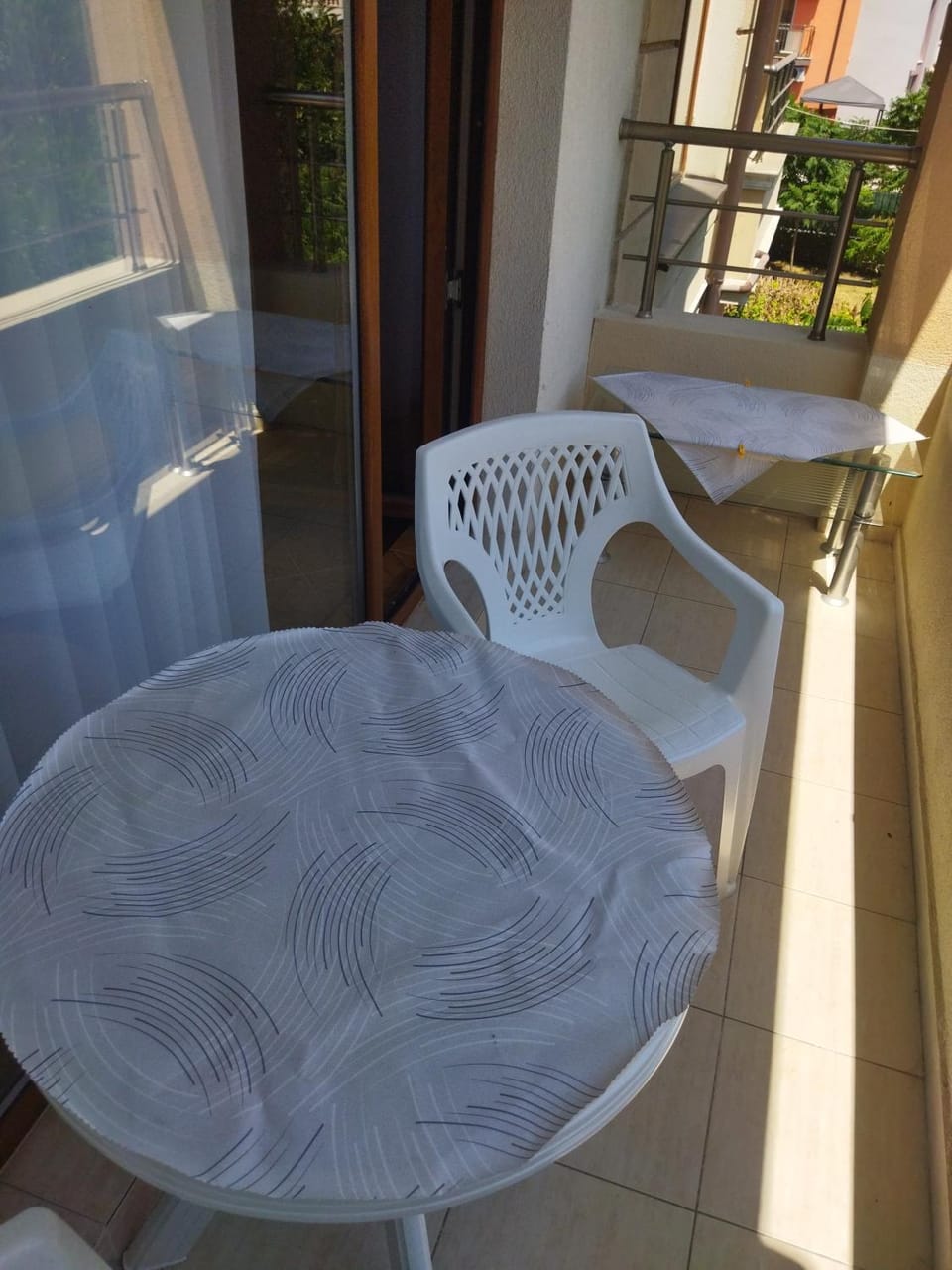 Toilet, Patio, Decorative detail, Dining area