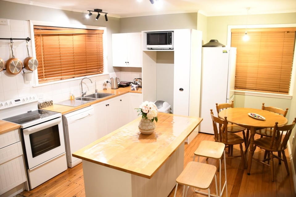 Kitchen or kitchenette, Dining area, dishwasher, oven
