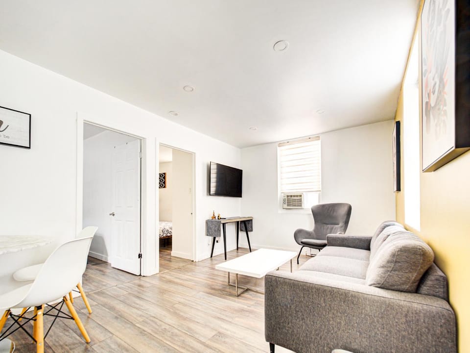 Chic & spacieux 2 chambres à Griffintown Apartment in Montreal