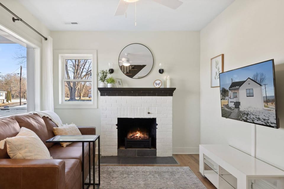 TV and multimedia, Living room, Seating area, fireplace