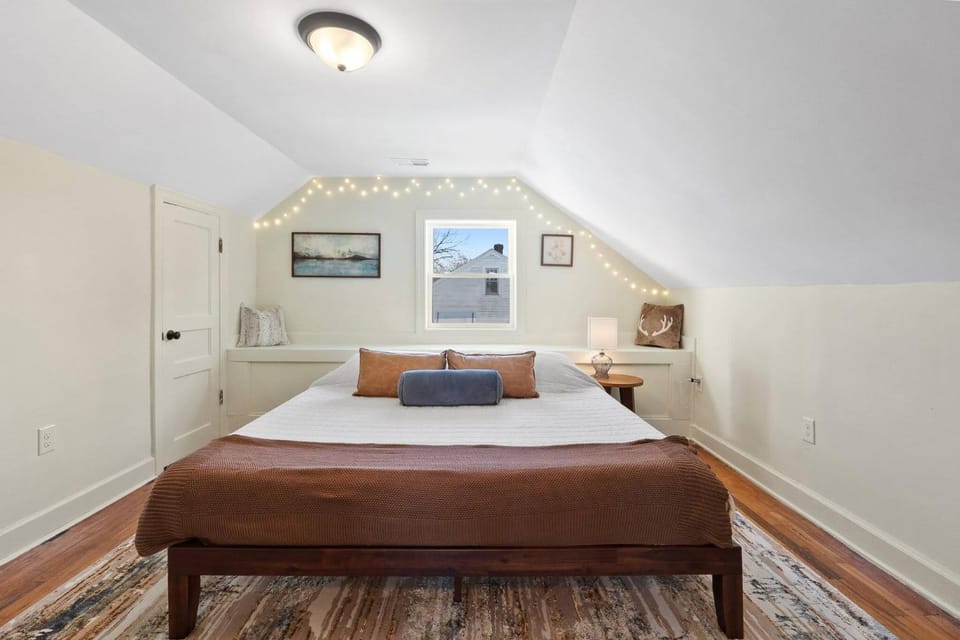 Bed, TV and multimedia, Bedroom