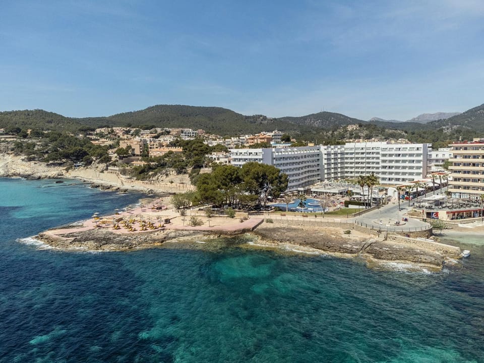 Property building, Day, Natural landscape, Bird's eye view, Beach, Mountain view, Sea view