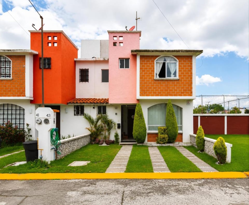 Casa 5 minutos de aereopuerto, zona industrial y Sta Fe House in State of Mexico