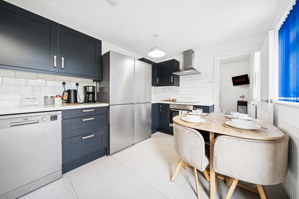 The Belle Spacious 6 Bedroom By AltoLuxo Short Lets & Serviced Accommodation With Free WiFi & Parking Apartment in Bristol