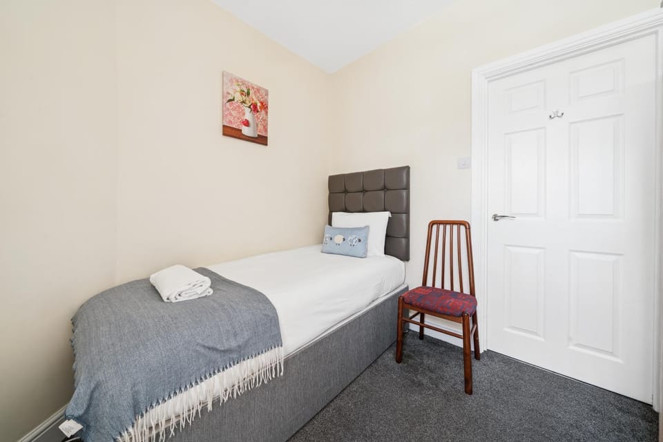 The Belle Spacious 6 Bedroom By AltoLuxo Short Lets & Serviced Accommodation With Free WiFi & Parking Apartment in Bristol