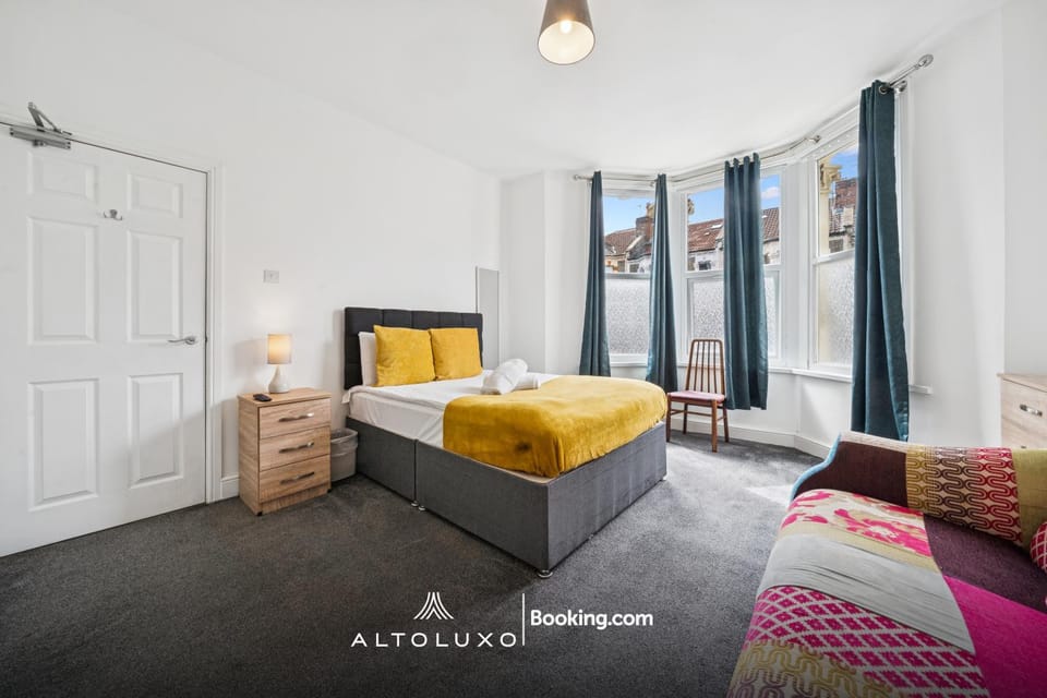 The Belle Spacious 6 Bedroom By AltoLuxo Short Lets & Serviced Accommodation With Free WiFi & Parking Apartment in Bristol