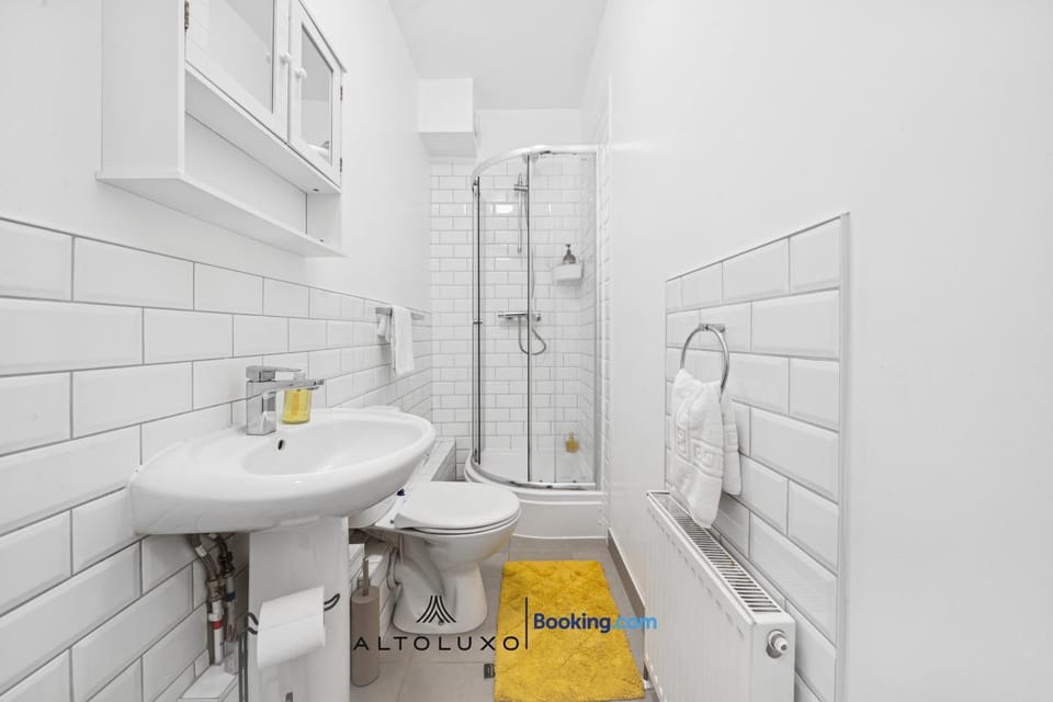 The Belle Spacious 6 Bedroom By AltoLuxo Short Lets & Serviced Accommodation With Free WiFi & Parking Apartment in Bristol