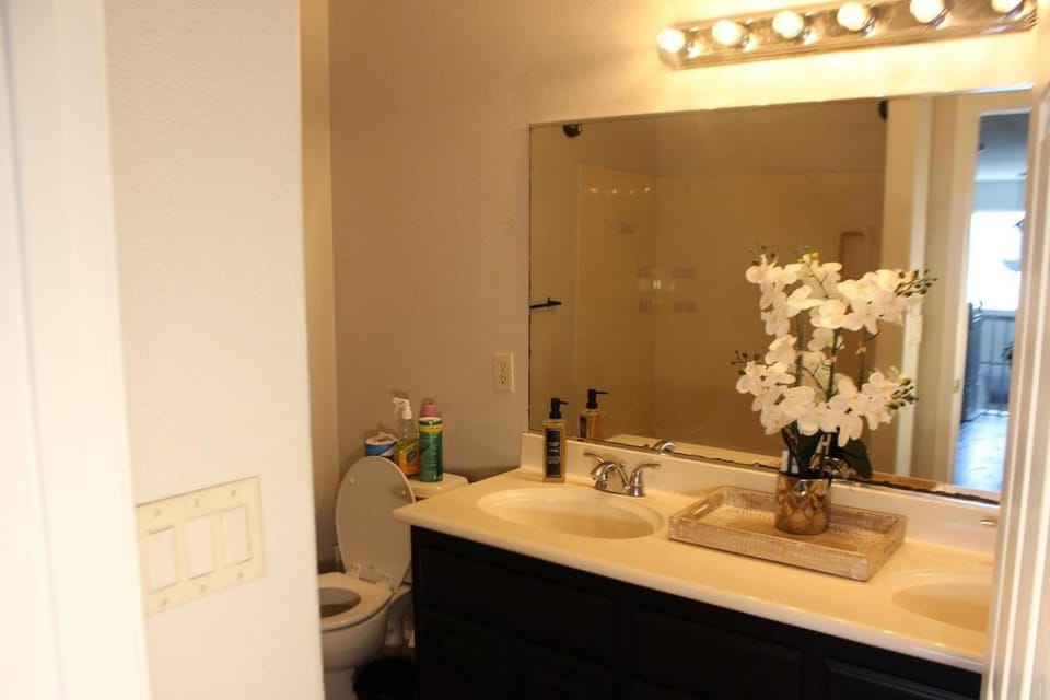 Luxurious 5-Bedroom Retreat with Saltwater Pool and Spa House in Elk Grove