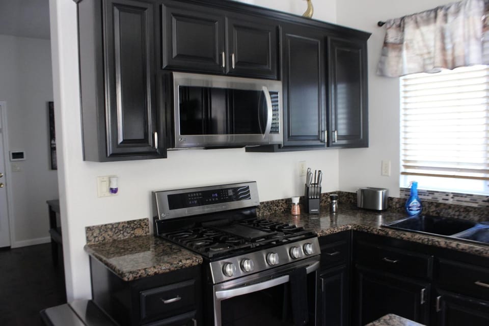 Kitchen or kitchenette, Dining area, oven