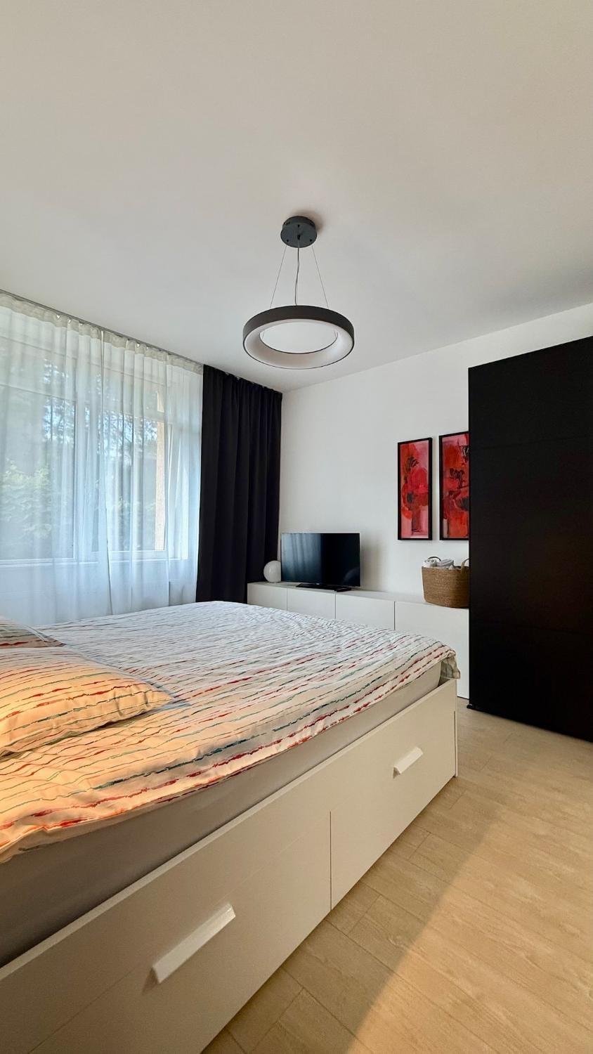 Bed, TV and multimedia, Bedroom