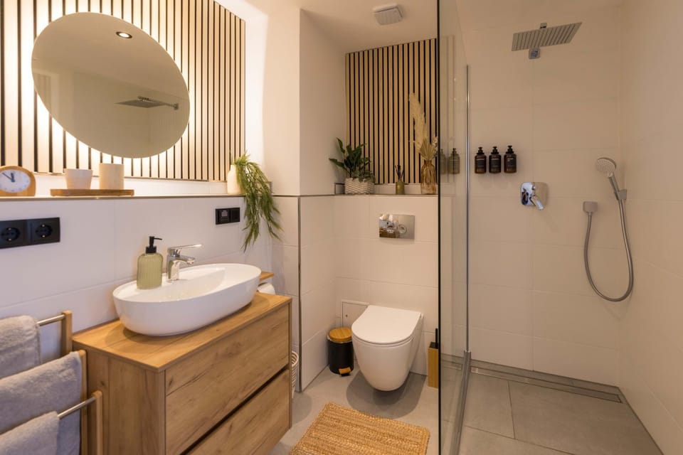 Shower, Toilet, Bathroom, towels