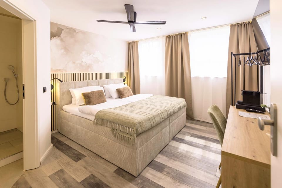 Bed, TV and multimedia, Photo of the whole room, Bedroom
