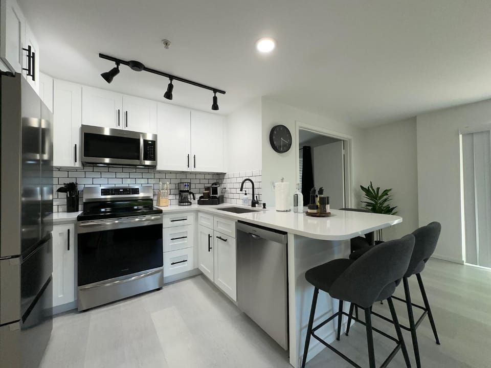 Dining area, dishwasher, oven, stove, toaster
