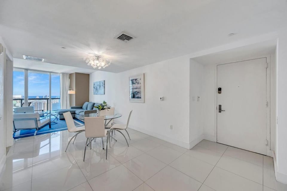 48th Floor ocean View Brickell Apartment in Brickell