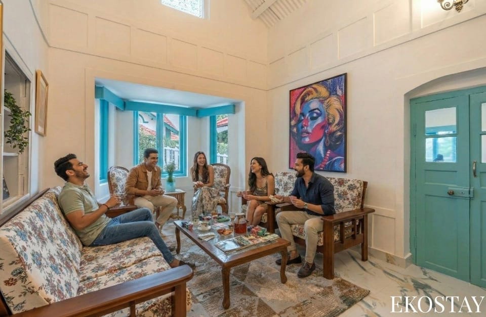 People, Living room, Seating area, group of guests, Family