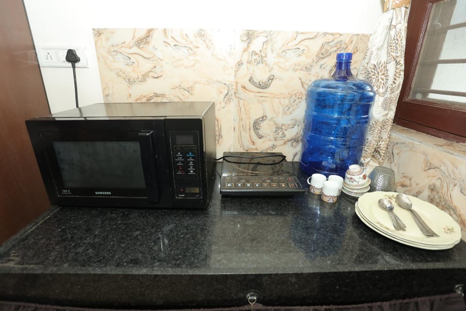 Kitchen or kitchenette, Food and drinks, Breakfast, stove