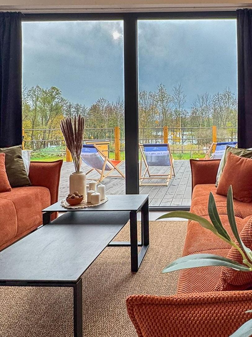 Communal lounge/ TV room, View (from property/room), View (from property/room), Living room, Lake view, Lake view