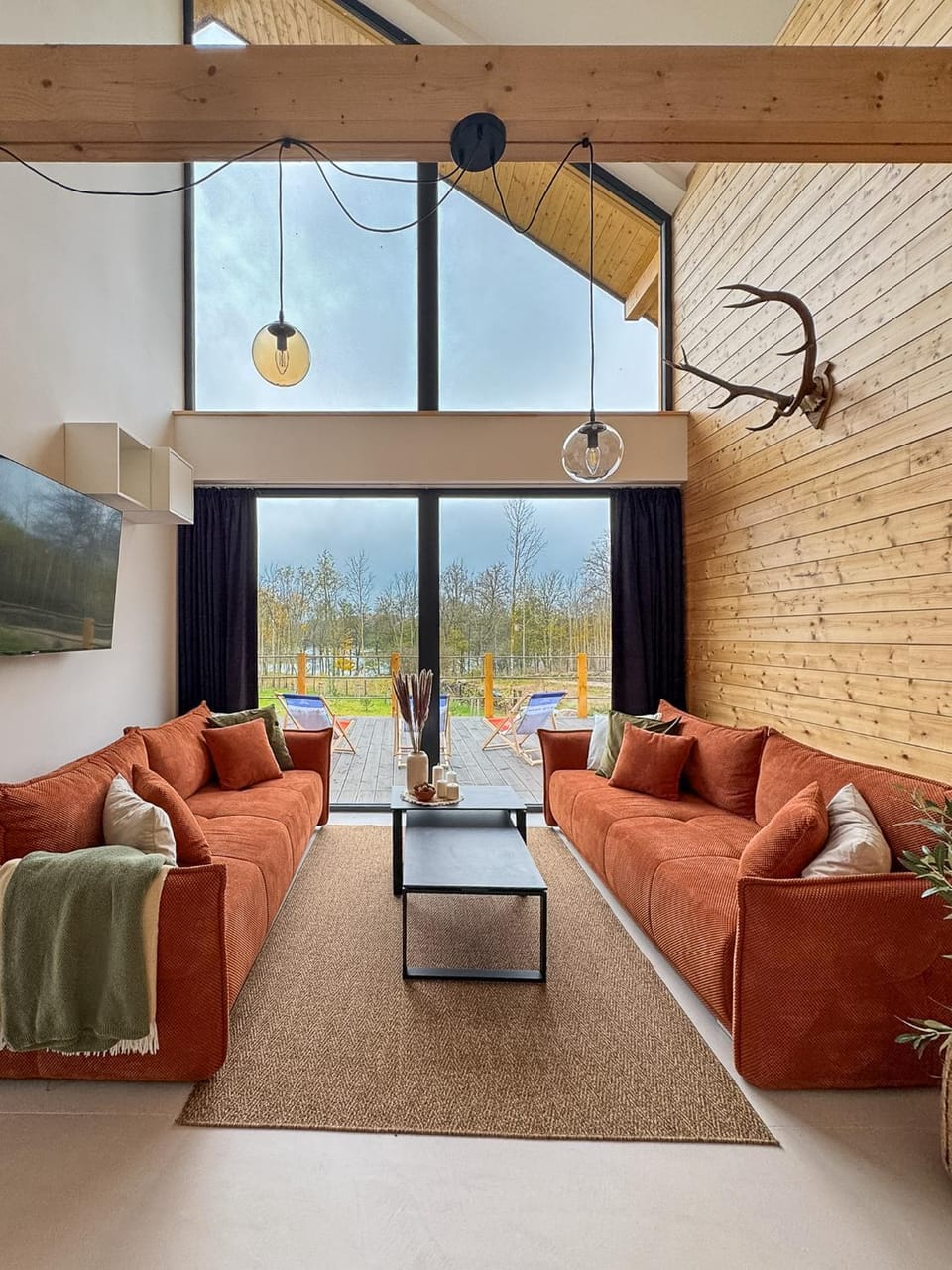 TV and multimedia, Living room, Seating area, Garden view, Lake view
