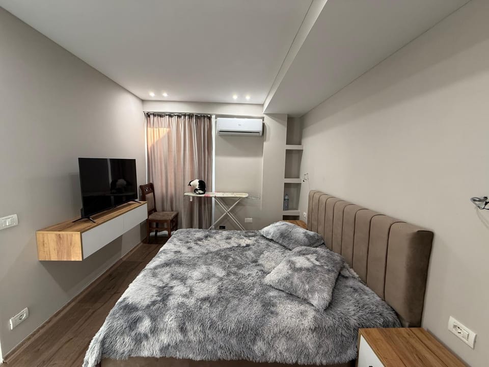 Bed, TV and multimedia, Photo of the whole room, Seating area, Bedroom