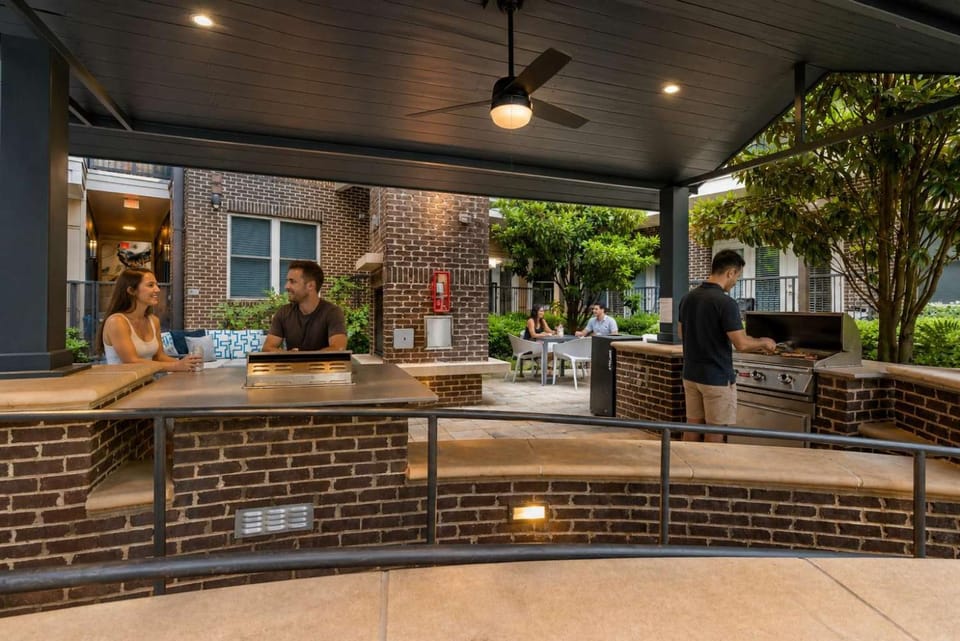 Urban Comfort 1BD Sleeps 6 DT 5 Min Gym & Parking Apartment in Charlotte