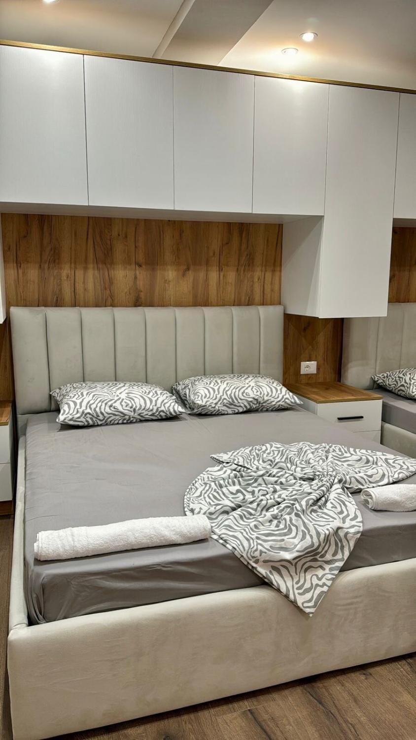 Bed, Living room, Photo of the whole room, Seating area, Bedroom, towels