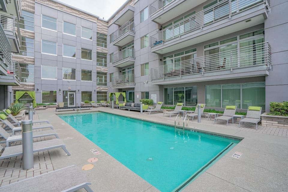 Upscale 2BRDowntown Apartment Balcony & Amenities Apartment in Phoenix