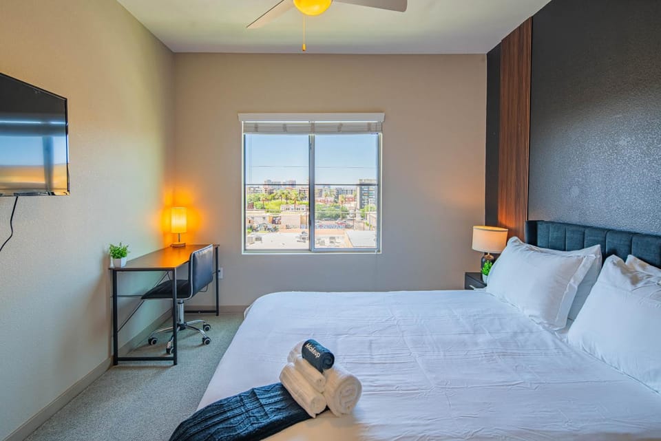 Upscale 2BRDowntown Apartment Balcony & Amenities Apartment in Phoenix