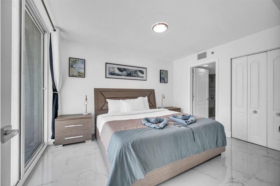 Luxurious 34th floor Ocean view Private Unit Apartment in Brickell