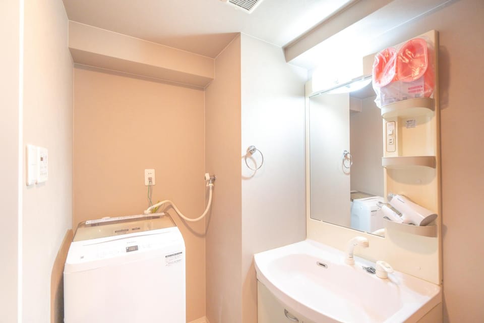 Shower, Bathroom, towels, washing machine, dryer