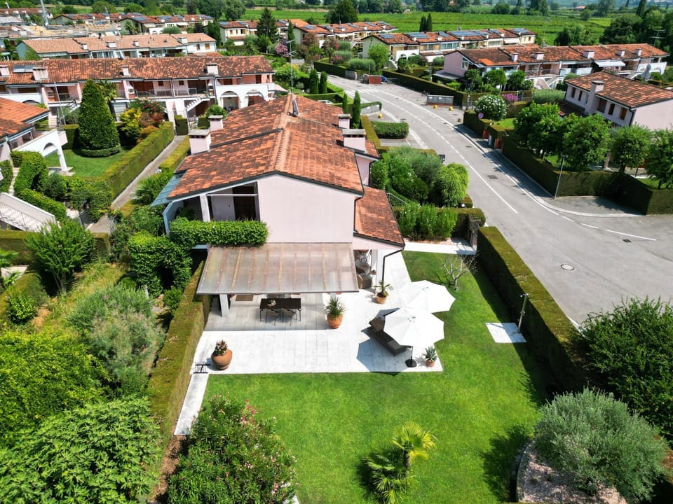 Bird's eye view, Street view