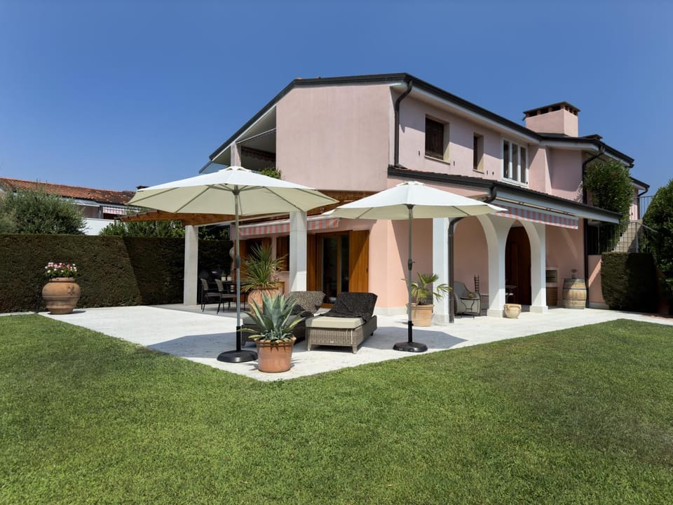 Property building, Patio, Day, Garden, Garden view