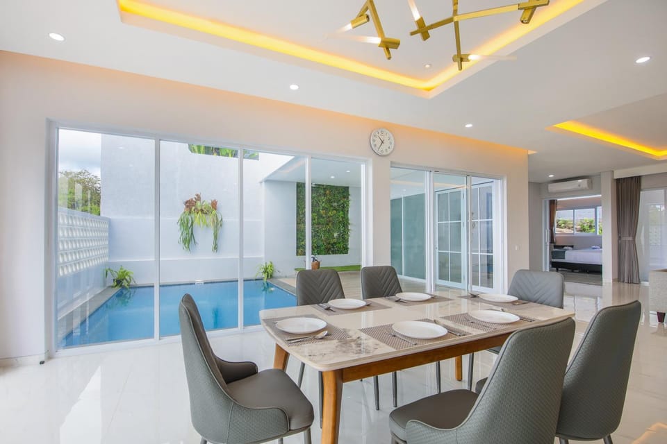 Seating area, Dining area
