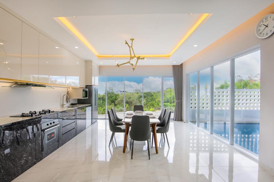 Kitchen or kitchenette, Dining area, Pool view