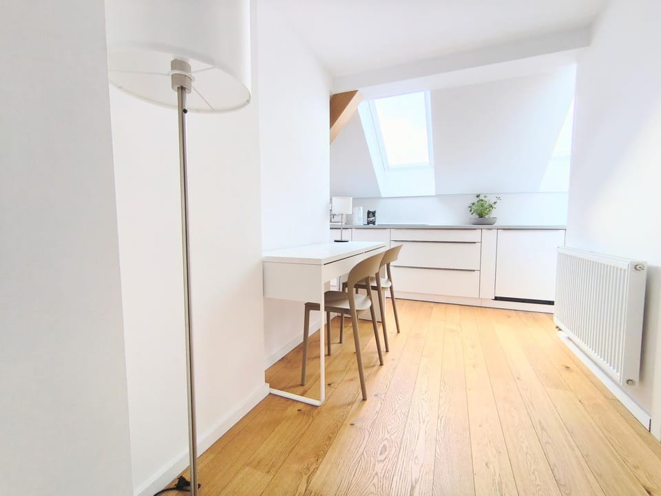 Property building, Kitchen or kitchenette, Kitchen or kitchenette, Dining area, minibar, oven, stove