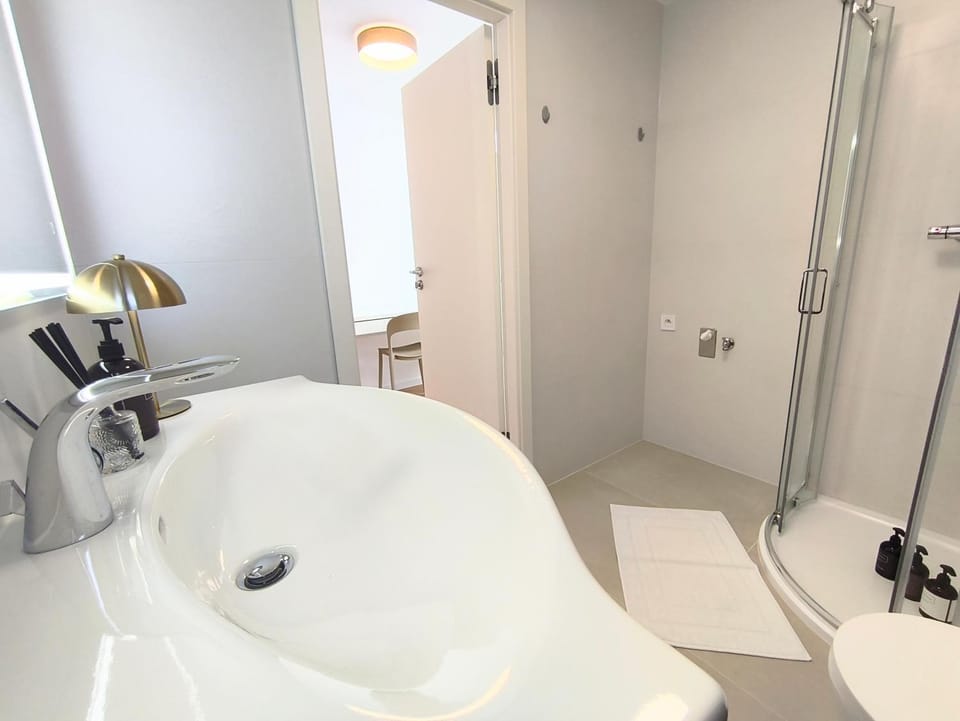 Shower, Toilet, Property building, Bathroom