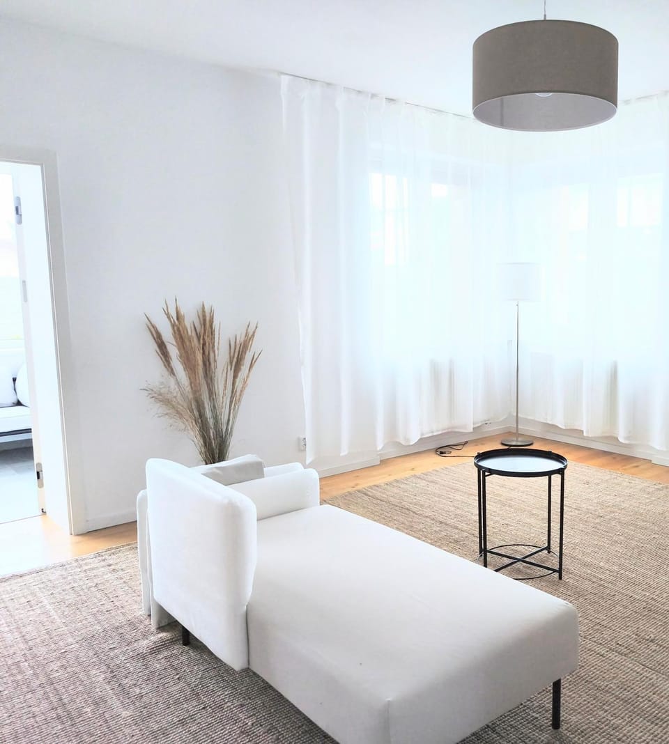 Bed, Living room, Photo of the whole room, Seating area