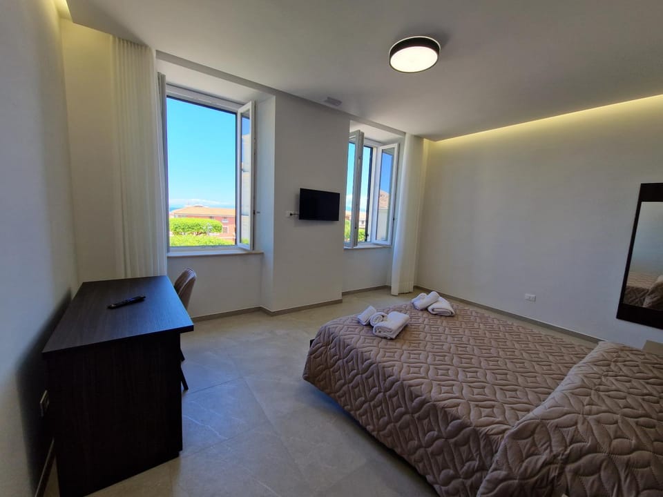 Bed, TV and multimedia, Photo of the whole room, Bedroom, towels