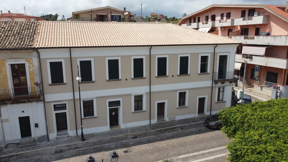Property building, Day, Neighbourhood, Street view, Location