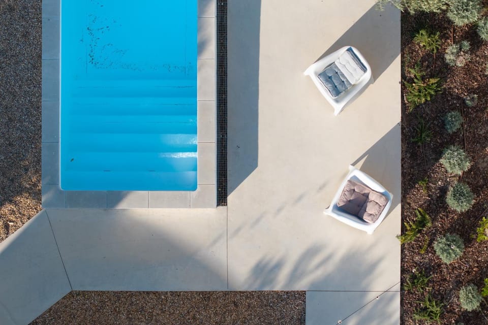 Swimming pool, sunbed
