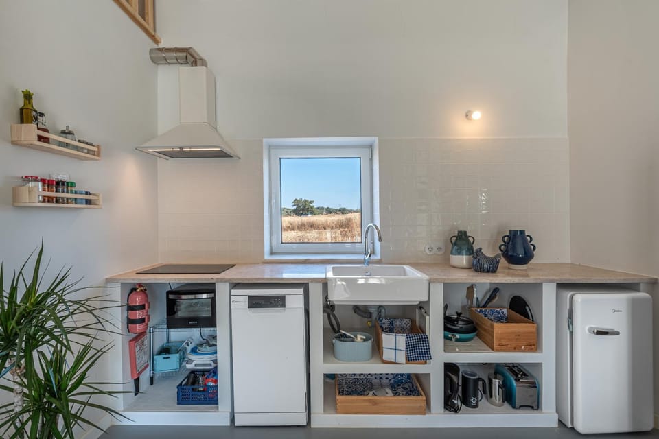 Natural landscape, View (from property/room), Kitchen or kitchenette, Decorative detail, Dining area, Garden view, dishwasher, oven