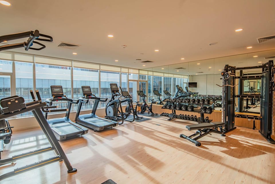 Bright & Stylish 2BR High-Rise Pool Gym Access Apartment in Phoenix