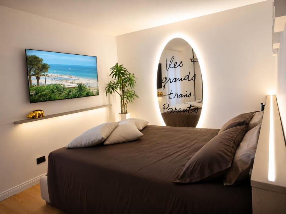 Communal lounge/ TV room, Bed, Natural landscape, TV and multimedia, Living room, Photo of the whole room, Evening entertainment, Bedroom