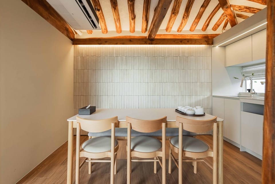 Kitchen or kitchenette, Dining area