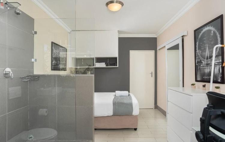 Stylish 3 Beds Apartment by awshost Apartment in Cape Town