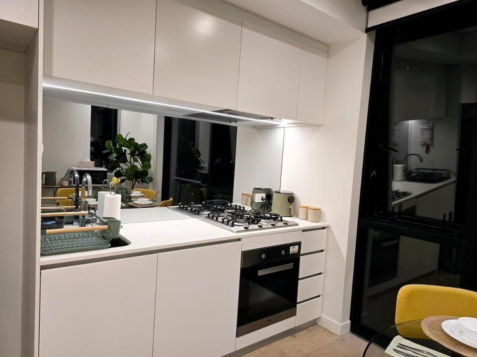 Kitchen or kitchenette, dishwasher, oven