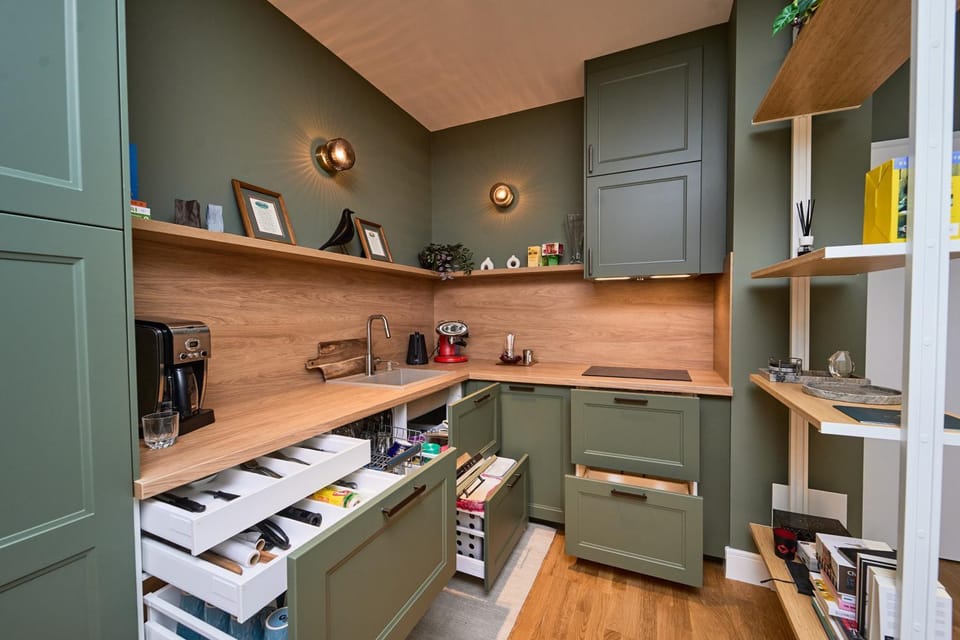 Coffee/tea facilities, Kitchen or kitchenette, dishwasher, stove