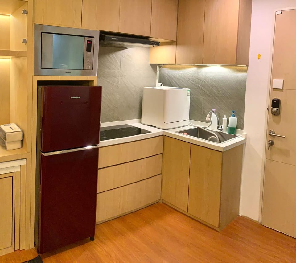 Kitchen or kitchenette, dishwasher, microwave, stove